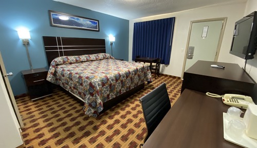 Chambre, 1 très grand lit, fumeurs