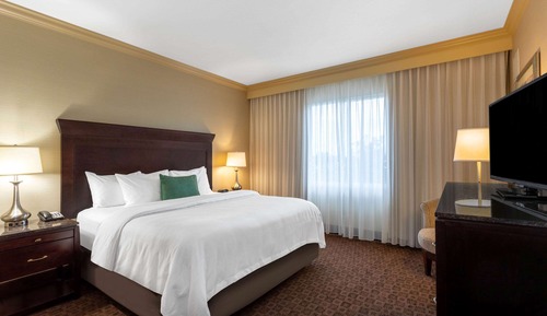 Suite, 1 très grand lit, accessible aux personnes à mobilité réduite (Mobility/Hearing Impaired)