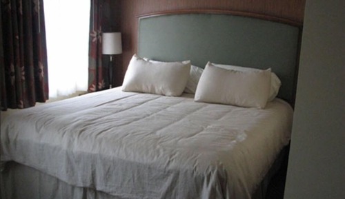 Chambre Standard, 1 très grand lit, réfrigérateur et four à micro-ondes