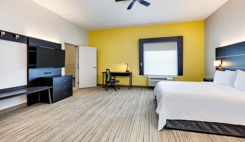 Suite, 1 très grand lit (Communications, Roll-In Shower)