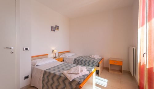 Apartment (2 levels- 6 pax)