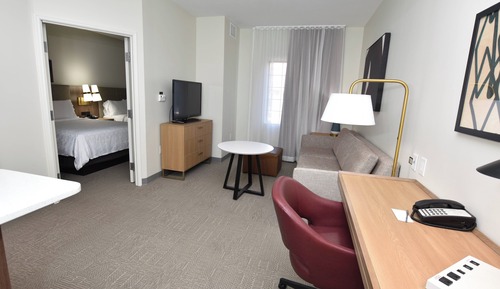 Chambre, 2 lits doubles, accessible aux personnes à mobilité réduite, cuisine (Roll-In Shower)