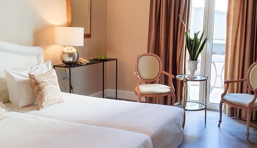 Chambre Supérieure avec lits jumeaux, vue piscine