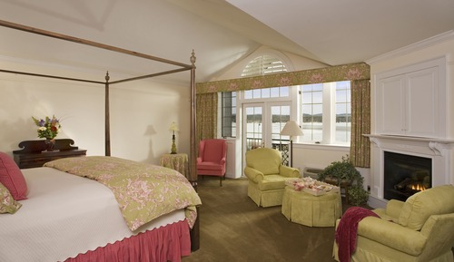 Chambre Supérieure, 1 très grand lit, baignoire à jets, vue lac