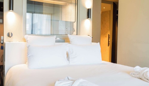 Chambre Supérieure, 1 très grand lit, terrasse, rez-de-chaussée