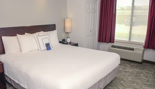 Suite, 1 très grand lit et 1 canapé-lit, non-fumeurs (Mobility/Hearing Access, Roll-In Shwr)