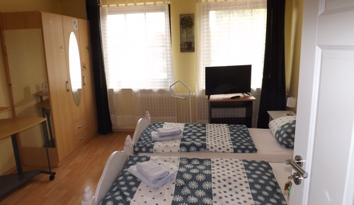 Chambre avec lits jumeaux, salle de bains commune