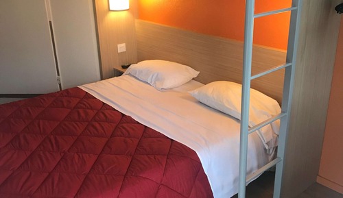 Chambre Standard, plusieurs lits (1 Double and 1 Single bed)