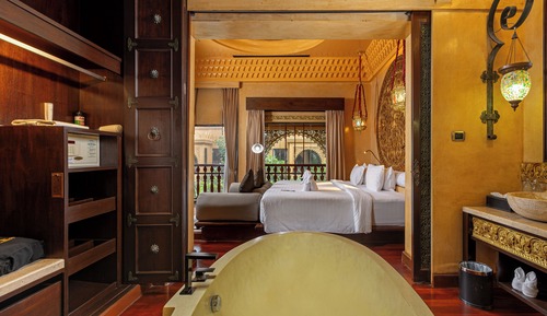 Chambre, accès piscine (Baray Villa)