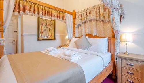 Chambre (Four poster)