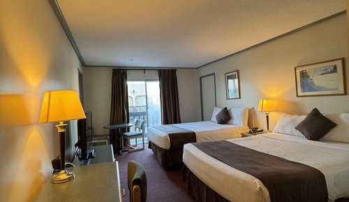Chambre, 2 grands lits, coin cuisine