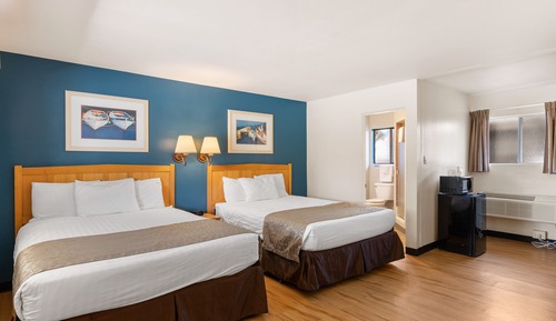 Chambre, 2 grands lits, en bord de piscine