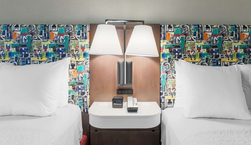 Chambre, 2 grands lits, accessible aux personnes à mobilité réduite, baignoire