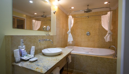 Chambre, 1 grand lit, baignoire, en bord de piscine