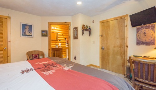 Chambre Simple Premium, 1 très grand lit, réfrigérateur et four à micro-ondes
