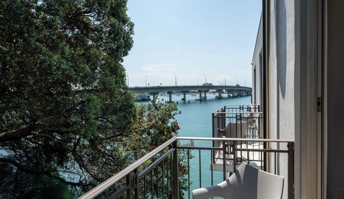 Chambre Supérieure, 1 très grand lit, balcon, vue partielle sur l'océan