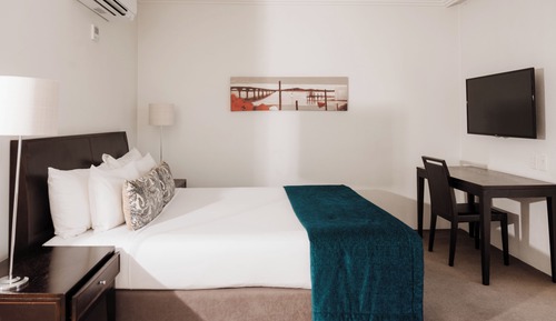 Chambre, 1 très grand lit, balcon, vue piscine