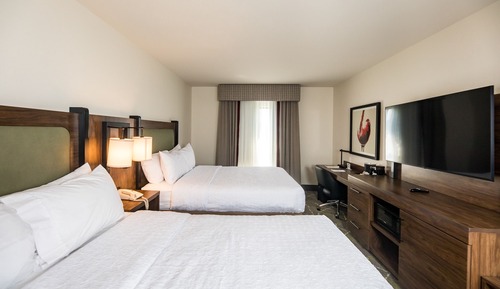 Chambre, 2 grands lits, accessible aux personnes à mobilité réduite (Mobility & Hearing, 3x3 Shower)