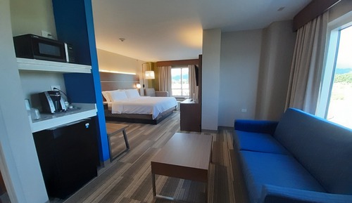 Suite, 1 très grand lit et 1 canapé-lit
