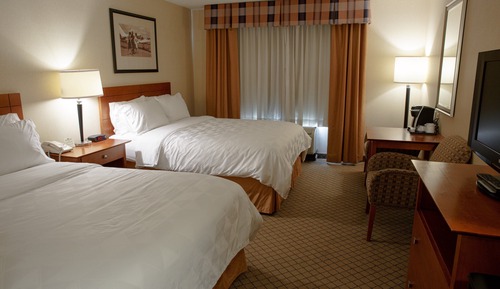 Chambre, 2 grands lits, accessible aux personnes à mobilité réduite (Communications, Roll-In Shower)