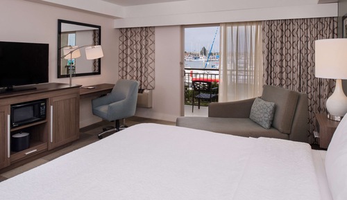 Chambre, 1 très grand lit, accessible aux personnes à mobilité réduite, vue marina (Bathtub)