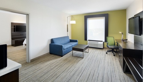 Suite, 1 très grand lit, accessible aux personnes à mobilité réduite (Comm, Mobil, Roll In Shower)