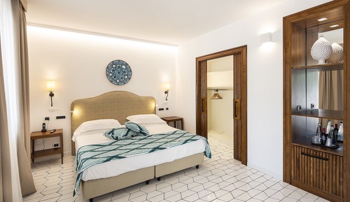 Chambre « Premier », terrasse, vue partielle sur la mer