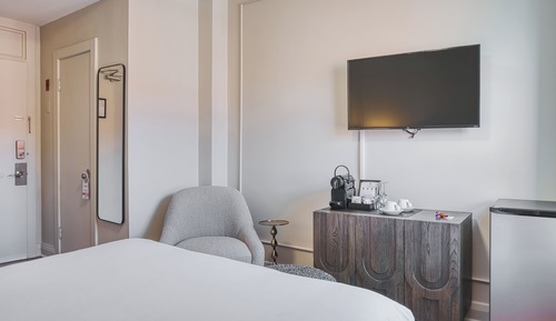 Chambre Classique, 1 grand lit, non-fumeurs, salle de bains privée