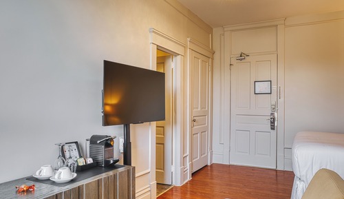Chambre Classique, 1 grand lit, non-fumeurs, salle de bains privée