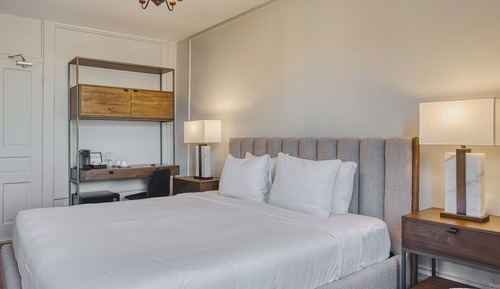 Chambre Classique, 1 très grand lit, non-fumeurs, salle de bains privée