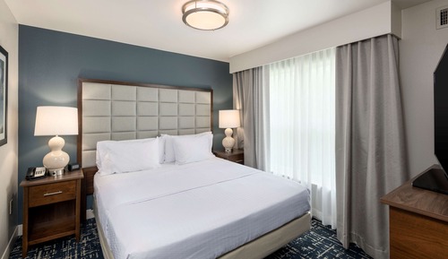 Suite, 1 très grand lit, accessible aux personnes à mobilité réduite, baignoire