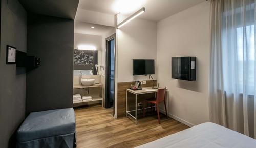 Chambre Supérieure, 1 très grand lit, non-fumeurs (with Single Sofabed)