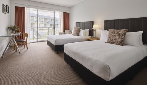 Chambre, 2 lits doubles, vue piscine