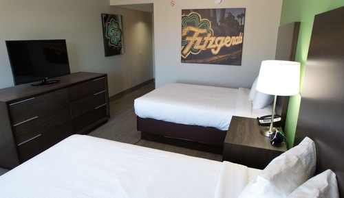 Chambre, 2 lits doubles, accessible aux personnes à mobilité réduite, baignoire (Mobility )