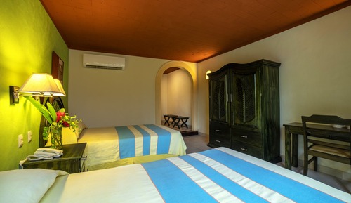 Chambre Double Standard, vue jardin, en bord de piscine
