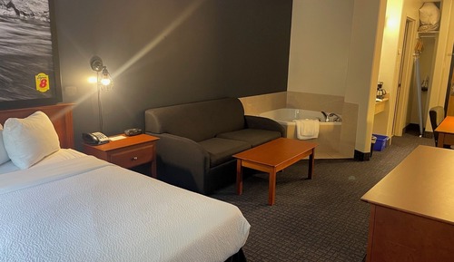 Suite, 1 très grand lit et 1 canapé-lit