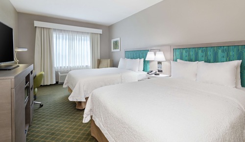 Chambre, 2 grands lits, accessible aux personnes à mobilité réduite, baignoire