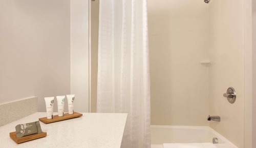 Suite, 1 très grand lit, accessible aux personnes à mobilité réduite, baignoire à jets (Non Smoking)