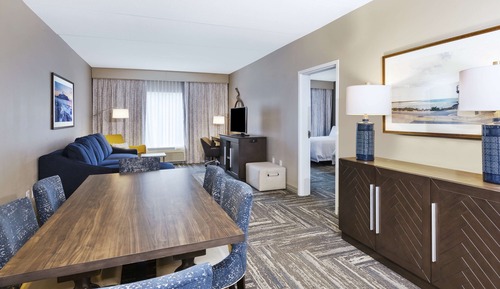 Chambre, plusieurs lits, accessible aux personnes à mobilité réduite, baignoire (Mobility/Hearing)