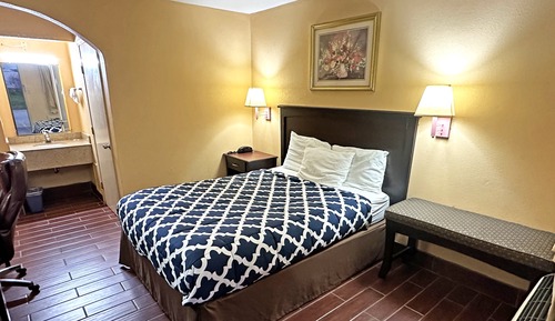 Chambre Standard, 1 grand lit, fumeurs, réfrigérateur et four à micro-ondes