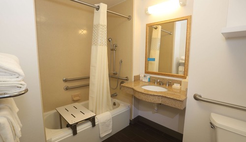 Chambre, 1 très grand lit, accessible aux personnes à mobilité réduite (Mobility & Hearing)