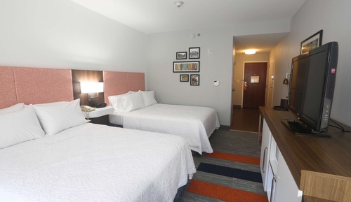 Chambre, 2 grands lits, accessible aux personnes à mobilité réduite, baignoire (Mobility & Hearing)