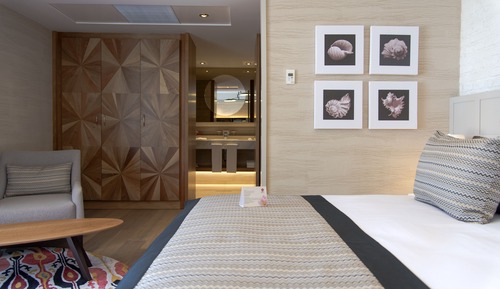 Chambre Supérieure Double ou avec lits jumeaux, accès piscine