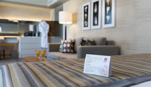 Penthouse, baignoire à jets, vue partielle sur la mer