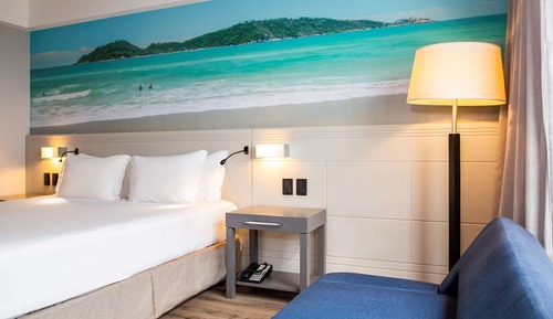 Chambre Supérieure, 1 très grand lit et 1 canapé-lit, vue partielle sur la mer