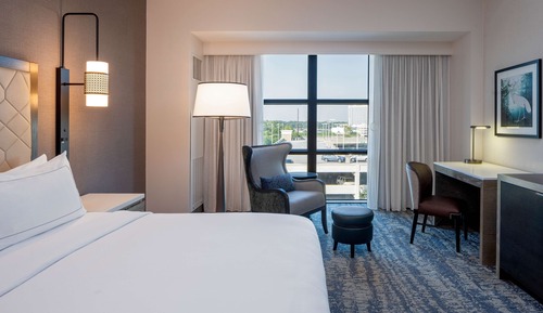 Chambre, 1 très grand lit, accessible aux personnes à mobilité réduite, baignoire (Hearing)