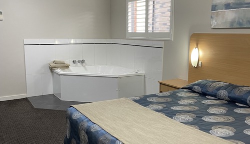 Chambre Deluxe, 1 grand lit, baignoire à jets