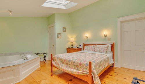 Chambre Deluxe, 1 grand lit, baignoire à jets, rez-de-chaussée