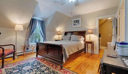 Chambre Standard, 1 grand lit, réfrigérateur et four à micro-ondes