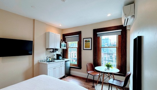 Chambre, 1 grand lit, salle de bains commune
